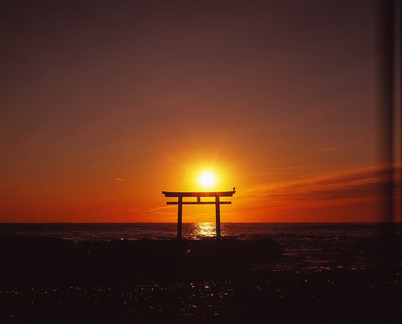 朝日を背に、琵琶湖の水面に立つ白鬚神社の湖上鳥居